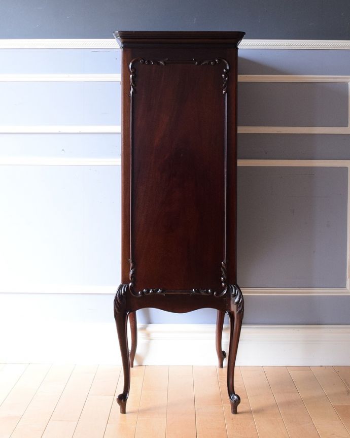 アンティークのチェスト アンティーク家具 ゴールドの装飾が優雅なアンティークチェスト、イギリス輸入の家具。横から見てもステキ実はサイドにも美しい彫が入っているんです。(q-1687-f)