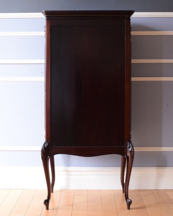 アンティークのチェスト アンティーク家具 ゴールドの装飾が優雅なアンティークチェスト、イギリス輸入の家具。修復してあるので後ろ姿もキレイです。(q-1687-f)