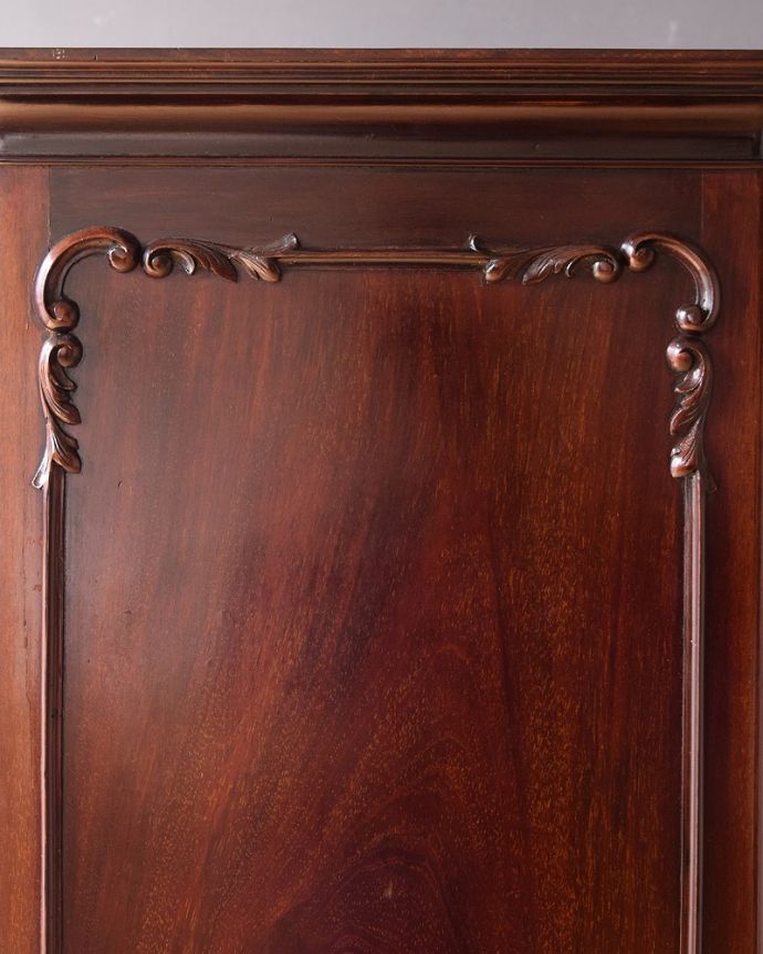 アンティークのチェスト アンティーク家具 ゴールドの装飾が優雅なアンティークチェスト、イギリス輸入の家具。惚れ惚れするような美しさとっても堅い無垢材に一体どうやって彫っていったんでしょう?アンティークらしく細かい彫りを眺めているだけでうっとりしてしまいます 。(q-1687-f)