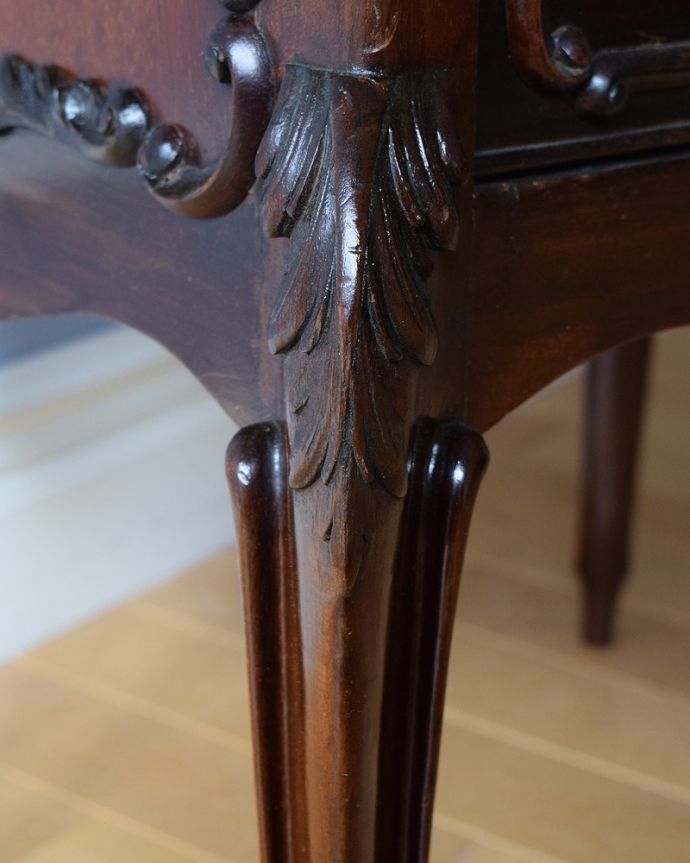 アンティークのチェスト アンティーク家具 ゴールドの装飾が優雅なアンティークチェスト、イギリス輸入の家具。至る所に繊細な彫いろんな彫のデザインがありますが、個人的に美しいと思える女性らしく優雅なデザインを選んできました。(q-1687-f)