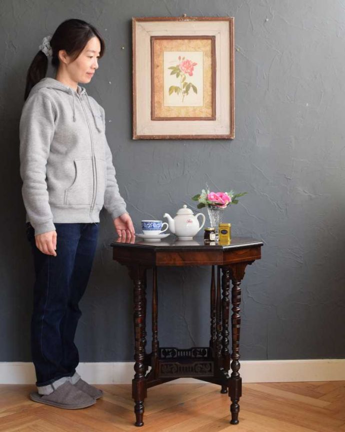 アンティークのテーブル アンティーク家具 天板と装飾が特別美しい英国アンティークのティーテーブル(オケージョナルテーブル)。どんな場所でも便利に使える小さなテーブルそもそも「オケージョナル」とは「便利に使える」と言う意味。(q-1688-f)