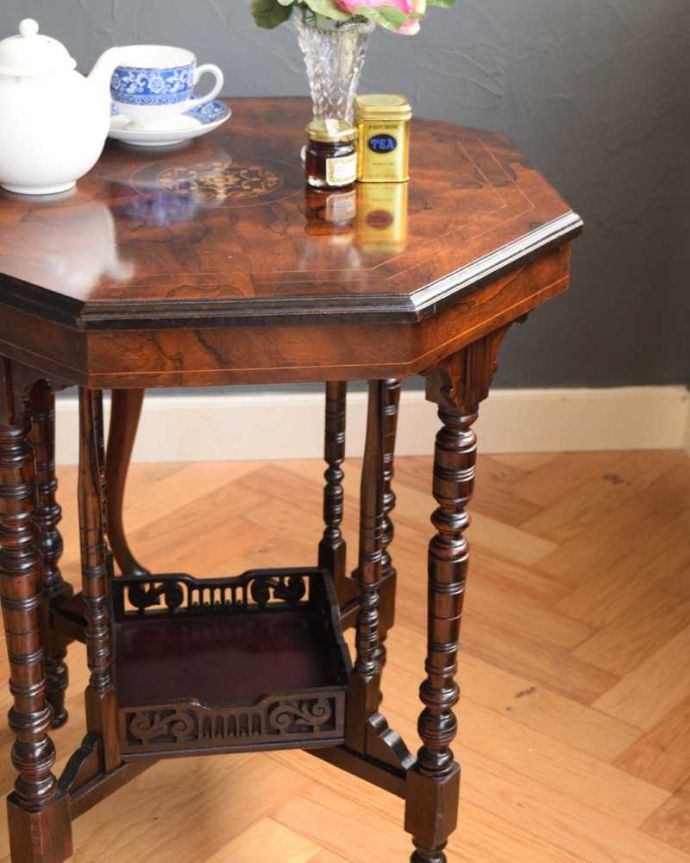アンティークのテーブル アンティーク家具 天板と装飾が特別美しい英国アンティークのティーテーブル(オケージョナルテーブル)。上品で優雅なアンティーク凛とした雰囲気が漂うアンティークらしい立ち姿のテーブル。(q-1688-f)