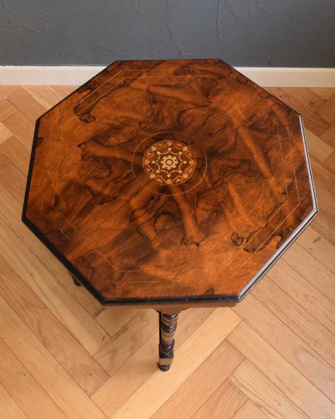 アンティークのテーブル アンティーク家具 天板と装飾が特別美しい英国アンティークのティーテーブル(オケージョナルテーブル)。天板の形を見てみると・・・テーブルの形を上から見ると、こんな感じです。(q-1688-f)