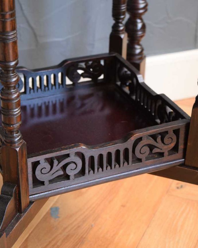 アンティークのテーブル アンティーク家具 天板と装飾が特別美しい英国アンティークのティーテーブル(オケージョナルテーブル)。いろんな場所にこだわり彫のデザインもいろいろです。(q-1688-f)