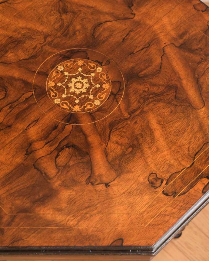 アンティークのテーブル アンティーク家具 天板と装飾が特別美しい英国アンティークのティーテーブル(オケージョナルテーブル)。天板を近づいてみると…アンティークだから手に入れることが出来る天板に使われている銘木の美しさにうっとりです。(q-1688-f)