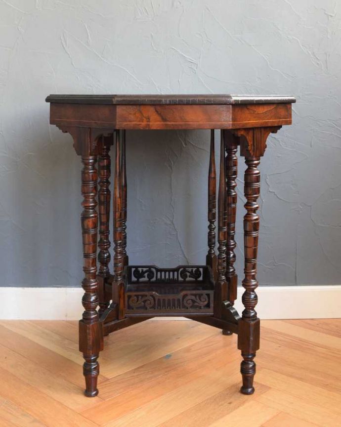 アンティークのテーブル アンティーク家具 天板と装飾が特別美しい英国アンティークのティーテーブル(オケージョナルテーブル)。クルッと回転。(q-1688-f)