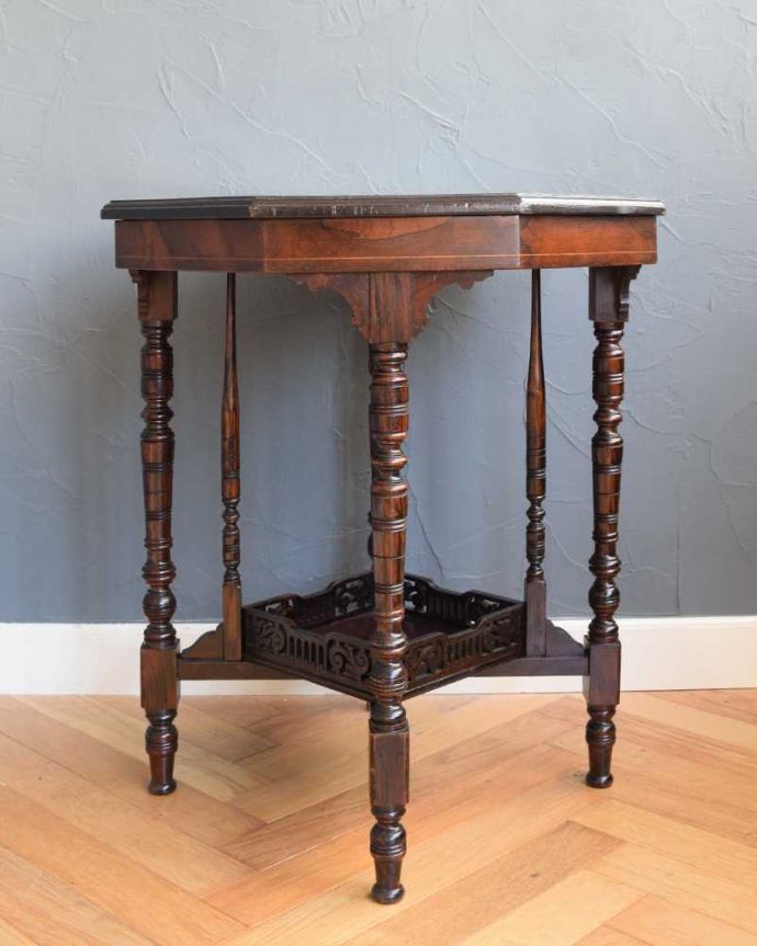 アンティークのテーブル アンティーク家具 天板と装飾が特別美しい英国アンティークのティーテーブル(オケージョナルテーブル)。こちら側も、もちろんキレイです!アンティークは新品ではないので、もちろん経年変化によるキズはありますが、専門の職人がキレイにお直しをしているので、どの角度から見てもキレイです。(q-1688-f)