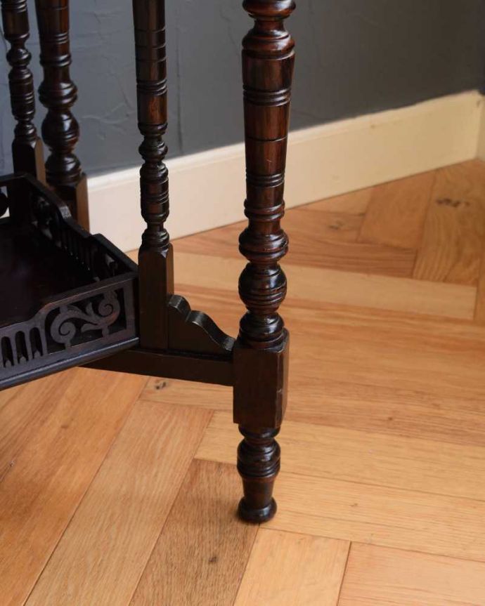 アンティークのテーブル アンティーク家具 天板と装飾が特別美しい英国アンティークのティーテーブル(オケージョナルテーブル)。持ち上げなくても移動できます!Handleのアンティークは、脚の裏にフェルトキーパーをお付けしていますので、床を滑らせてれば移動が簡単です。(q-1688-f)