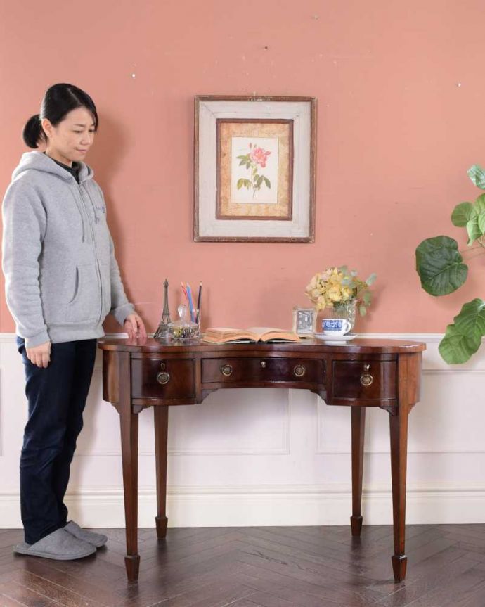 アンティークのデスク・書斎机 アンティーク家具 アンティーク英国で見つけた家具、美しいライティングテーブル(デスク)。優雅な雰囲気に包まれるエレガントなデスク気品が漂う大人のためのアンティークデスクは、置いてあるだけで優雅な雰囲気です。(q-1689-f)