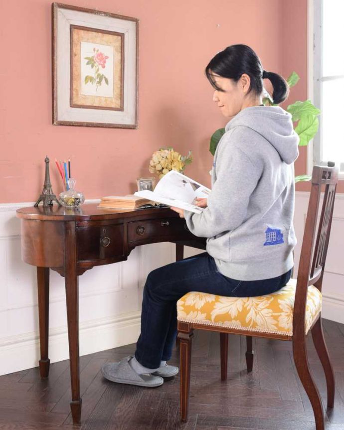 アンティークのデスク・書斎机 アンティーク家具 アンティーク英国で見つけた家具、美しいライティングテーブル(デスク)。自分だけのちょっと贅沢な時間大人のデスクに座るだけで自分だけの時間が作れるから、毎日がちょっとだけ贅沢になります。(q-1689-f)