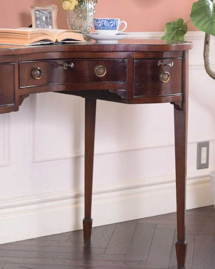 アンティークのデスク・書斎机 アンティーク家具 アンティーク英国で見つけた家具、美しいライティングテーブル(デスク)。アンティークらしい銘木の木目の美しさ本来、機能的に使われる家具デスクも、アンティークだと木目の美しさが楽しめる家具に。(q-1689-f)