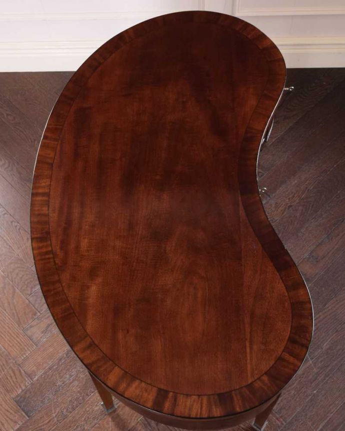 アンティークのデスク・書斎机 アンティーク家具 アンティーク英国で見つけた家具、美しいライティングテーブル(デスク)。天板もピカピカにお直ししました。(q-1689-f)