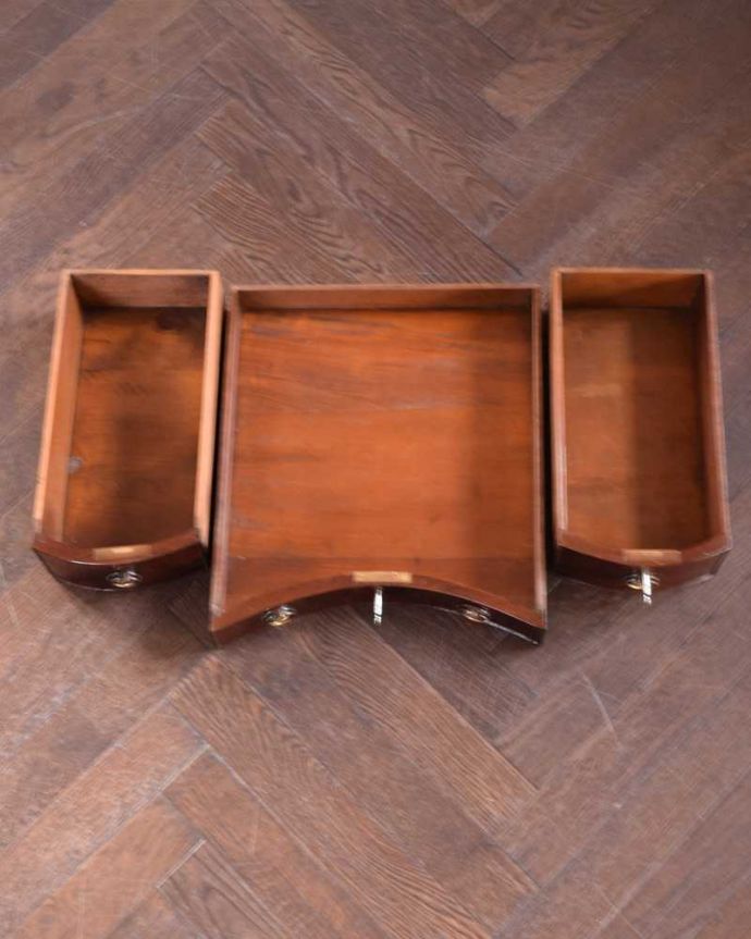 アンティークのデスク・書斎机 アンティーク家具 アンティーク英国で見つけた家具、美しいライティングテーブル(デスク)。引き出しの中もキレイに修復しました!もちろん引き出しの中も職人がキレイにお直しました。(q-1689-f)