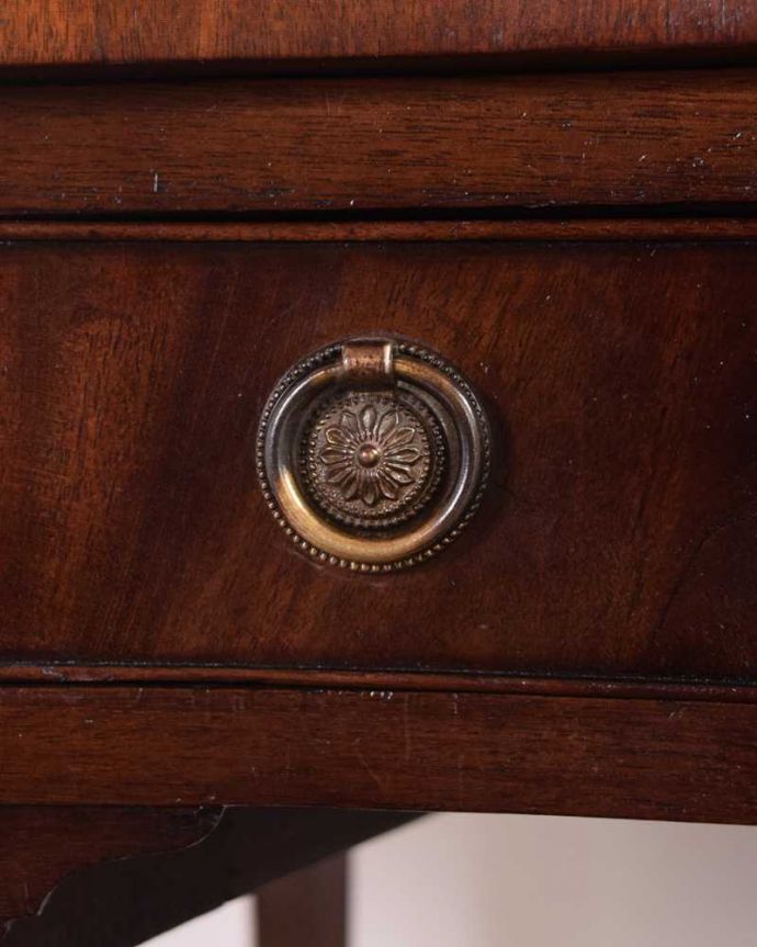 アンティークのデスク・書斎机 アンティーク家具 アンティーク英国で見つけた家具、美しいライティングテーブル(デスク)。アンティークらしい取っ手取っ手のデザインもアンティーク家具は美しいんです。(q-1689-f)