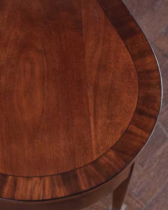 アンティークのデスク・書斎机 アンティーク家具 アンティーク英国で見つけた家具、美しいライティングテーブル(デスク)。天板を近くから見ると・・・デスクは天板を使う家具なので、キレイにお直ししました。(q-1689-f)