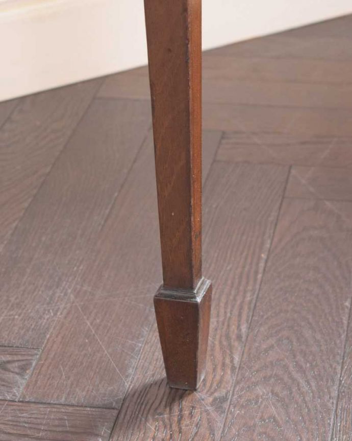 アンティークのデスク・書斎机 アンティーク家具 アンティーク英国で見つけた家具、美しいライティングテーブル(デスク)。女性1人でラクラク運べちゃう仕掛けHandleのアンティークは、脚の裏にフェルトキーパーをお付けしています。(q-1689-f)