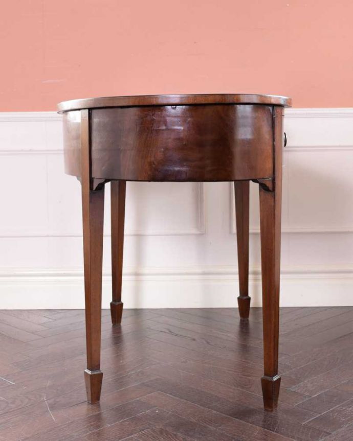 アンティークのデスク・書斎机 アンティーク家具 アンティーク英国で見つけた家具、美しいライティングテーブル(デスク)。横顔も美しいですもちろん横から見られても自信があります。(q-1689-f)