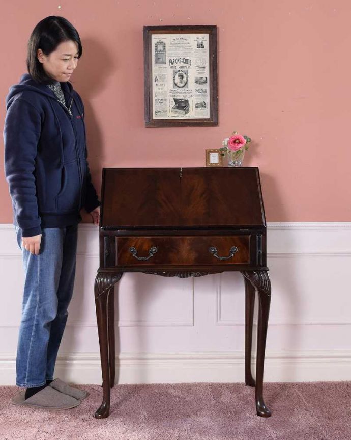 ビューロー　アンティーク家具　美しいアンティーク英国輸入家具、マホガニー材のビューロー（デスク）。1台でチェストとデスク両方使える便利な家具扉を倒すとあっという間にデスクになっちゃうビューロー。(q-1690-f)