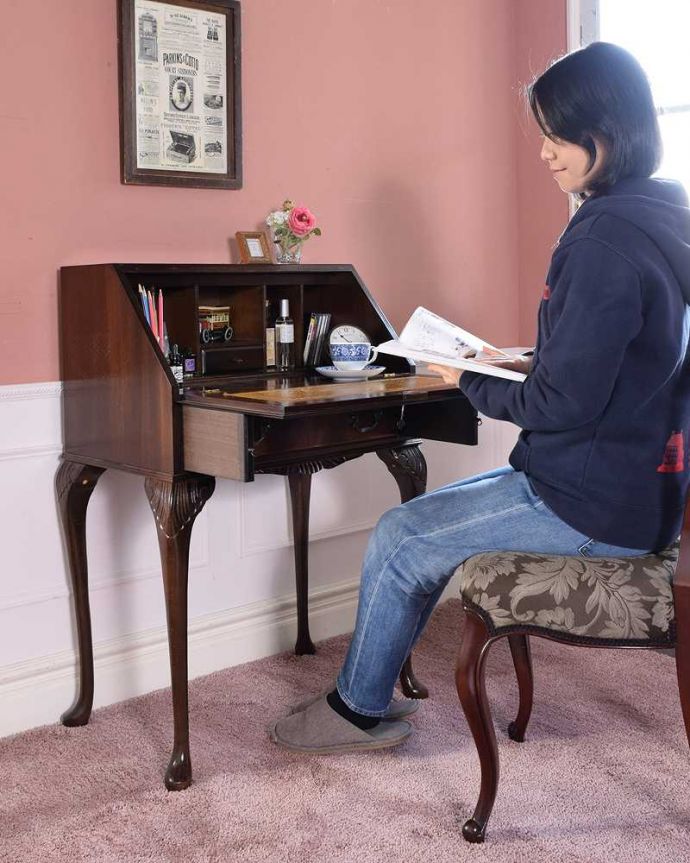 ビューロー　アンティーク家具　美しいアンティーク英国輸入家具、マホガニー材のビューロー（デスク）。あっという間に自分だけのデスクビューロー部分の扉を前に開くとデスクになっちゃう便利さ。(q-1690-f)