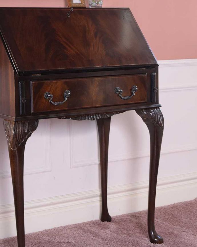 ビューロー　アンティーク家具　美しいアンティーク英国輸入家具、マホガニー材のビューロー（デスク）。アンティークだから手に入る木目の美しさ高級な木材の木目が美しい部分だけを使って造られたビューローは木目自体が装飾。(q-1690-f)