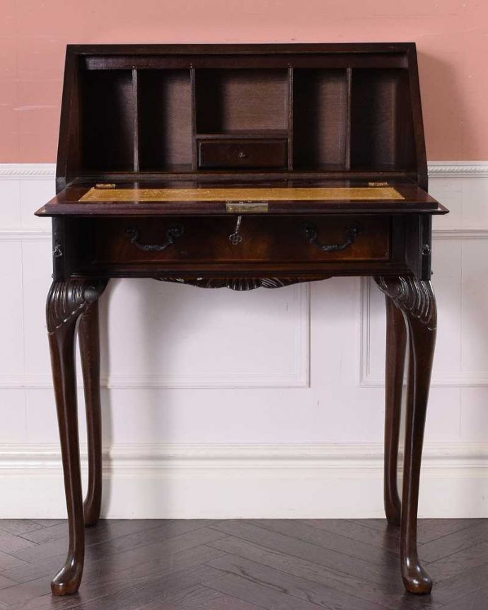 ビューロー　アンティーク家具　美しいアンティーク英国輸入家具、マホガニー材のビューロー（デスク）。お片付け上手になっちゃう仕掛け扉を倒すと細々としたものが整理整頓しやすいように細かく仕切られています。(q-1690-f)