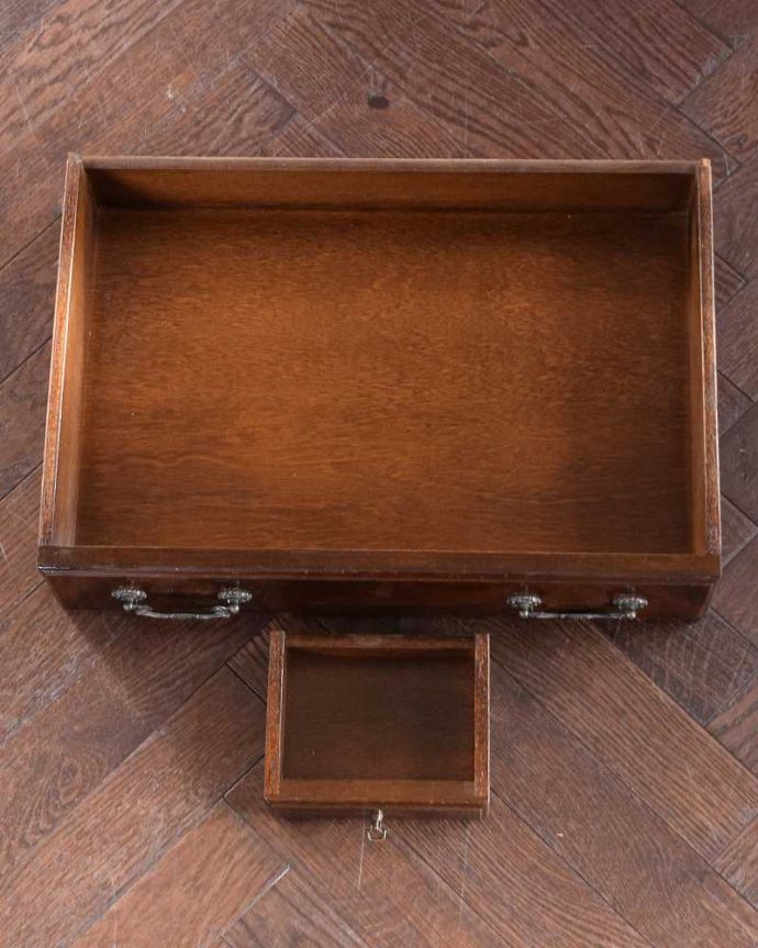 ビューロー　アンティーク家具　美しいアンティーク英国輸入家具、マホガニー材のビューロー（デスク）。普段の主役は収納たっぷりのチェストデスクとして使わない時も、たっぷりの引き出し収納が付いたビューローはチェストとして使えます。(q-1690-f)