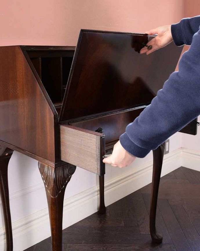 ビューロー　アンティーク家具　美しいアンティーク英国輸入家具、マホガニー材のビューロー（デスク）。あっという間に簡単デスクビューロー部分の扉を前に倒すだけで、デスクが登場！もちろん女性でも簡単です。(q-1690-f)