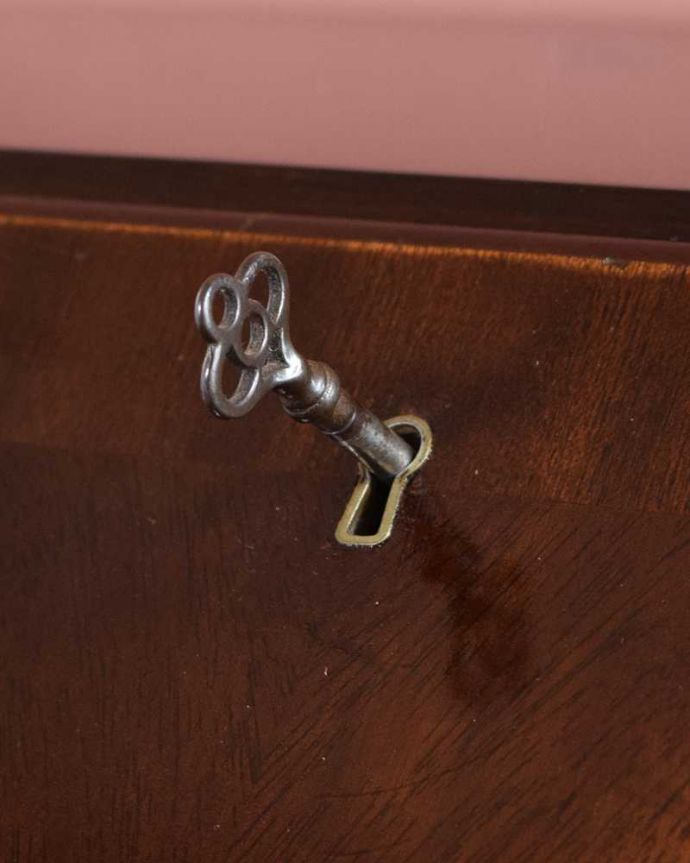 ビューロー　アンティーク家具　美しいアンティーク英国輸入家具、マホガニー材のビューロー（デスク）。ビューロー部分もカギで開け閉めデスクになる扉もカギで開け閉め出来るから、クルっと回す度になんだかワクワクしちゃうんです。(q-1690-f)