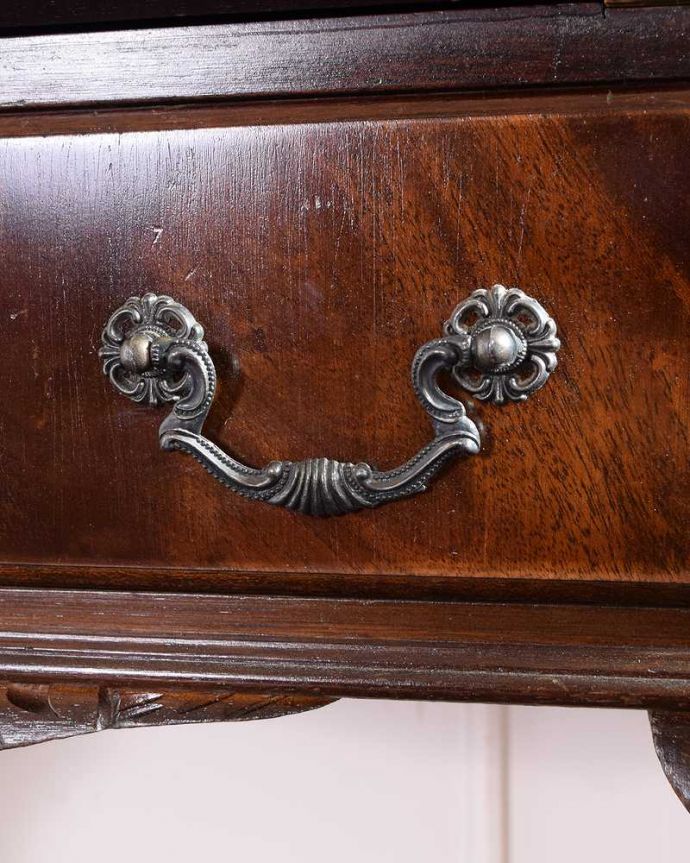 ビューロー　アンティーク家具　美しいアンティーク英国輸入家具、マホガニー材のビューロー（デスク）。いろんな場所にアンティークらしさ取っ手もアンティークらしいこだわったデザイン。(q-1690-f)