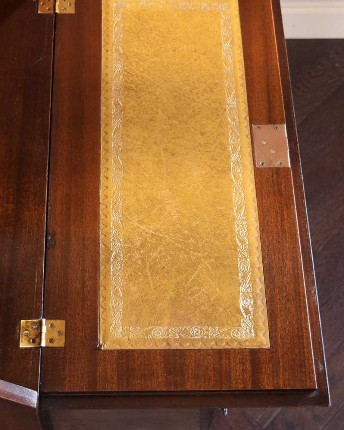 ビューロー　アンティーク家具　美しいアンティーク英国輸入家具、マホガニー材のビューロー（デスク）。デスクの天板を見てみると･･･気になる天板部分もキレイにお直ししました。(q-1690-f)