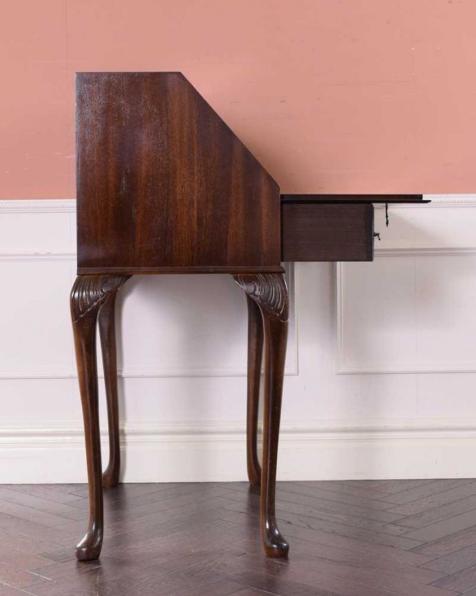 ビューロー　アンティーク家具　美しいアンティーク英国輸入家具、マホガニー材のビューロー（デスク）。横から見ても素敵なんですもちろん、横から見られてもいいようにキレイに仕上げてあります。(q-1690-f)