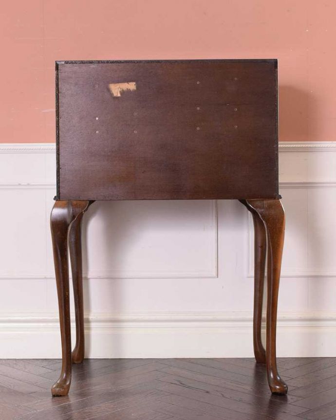 ビューロー　アンティーク家具　美しいアンティーク英国輸入家具、マホガニー材のビューロー（デスク）。後ろ姿もキレイですアンティークは新品ではないので、もちろん経年変化によるキズはありますが、見えない所も専門の職人がしっかり修復しました。(q-1690-f)