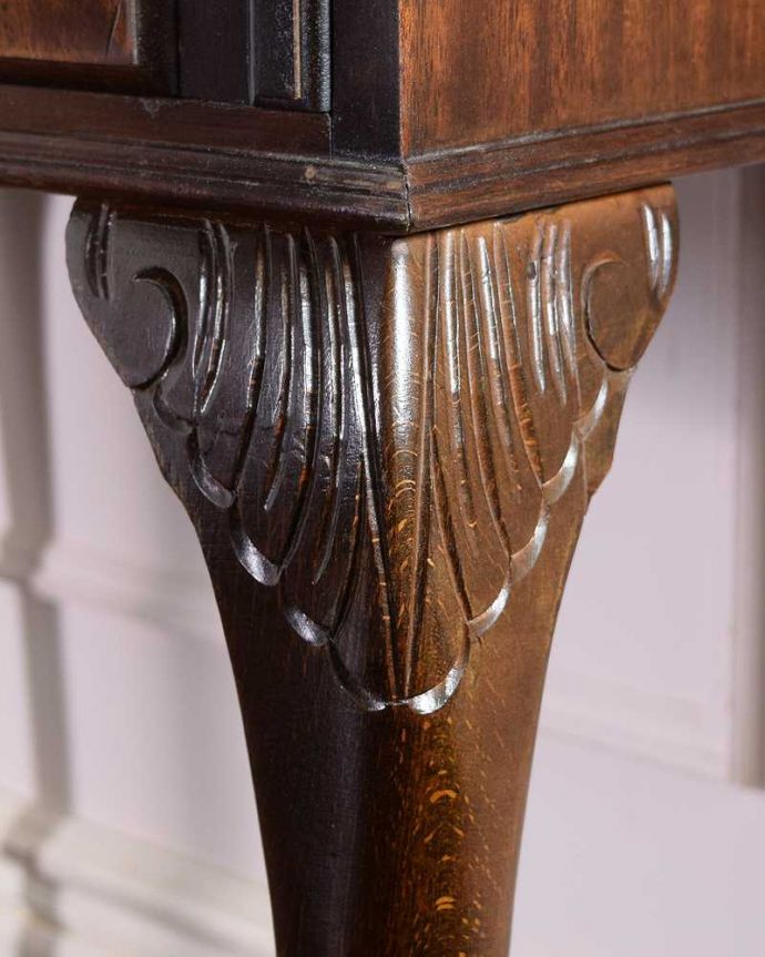 ビューロー　アンティーク家具　美しいアンティーク英国輸入家具、マホガニー材のビューロー（デスク）。惚れ惚れしちゃう美しさこんなに堅い無垢材に一体どうやって彫ったんだろう？と不思議になるくらい細かい彫にうっとりです。(q-1690-f)