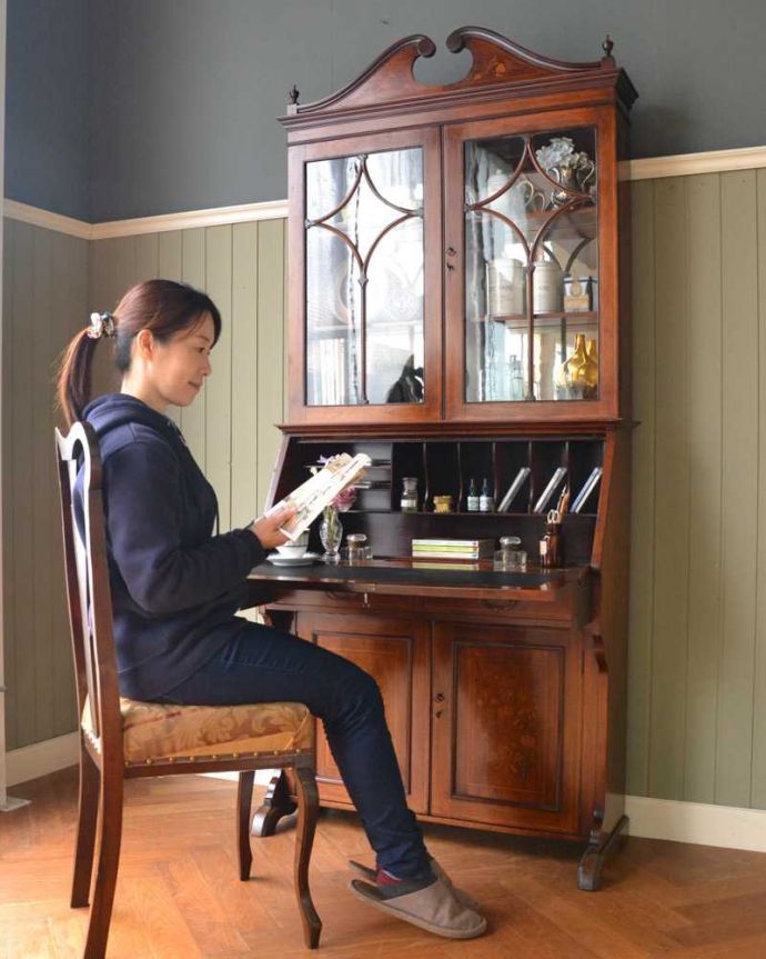 ビューロー アンティーク家具 象嵌が装飾された豪華なアンティーク家具、ミラー付きアンティークビューローブックケース。あっという間に自分だけの贅沢デスク扉を前に倒すとデスクが登場。(q-1691-f)