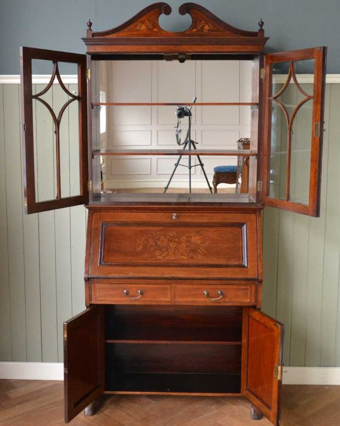 ビューロー アンティーク家具 象嵌が装飾された豪華なアンティーク家具、ミラー付きアンティークビューローブックケース。ミラーの効果で、なんだか大きく見えます背板の鏡にキャビネット自身が映し出されて、大きな形のキャビネットに見えちゃうんです。(q-1691-f)