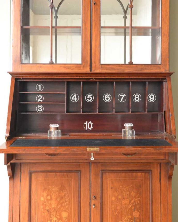 ビューロー アンティーク家具 象嵌が装飾された豪華なアンティーク家具、ミラー付きアンティークビューローブックケース。お片付け上手のヒミツ扉の中身はこんなに細かく仕切られています。(q-1691-f)