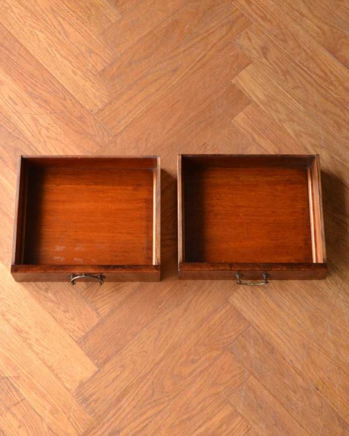 ビューロー アンティーク家具 象嵌が装飾された豪華なアンティーク家具、ミラー付きアンティークビューローブックケース。何でも収納できる引き出しもちろん、引き出しの中もキレイに修復しました。(q-1691-f)