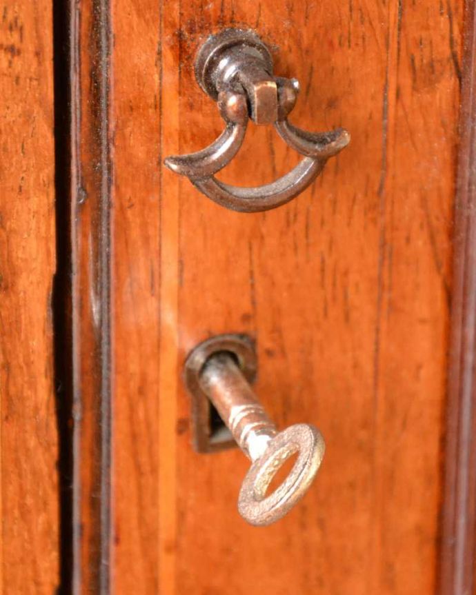 ビューロー アンティーク家具 象嵌が装飾された豪華なアンティーク家具、ミラー付きアンティークビューローブックケース。アンティークらしいデザインこんな場所にも凝ったデザイン。(q-1691-f)