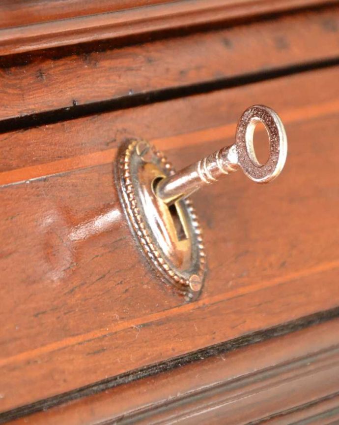 ビューロー アンティーク家具 象嵌が装飾された豪華なアンティーク家具、ミラー付きアンティークビューローブックケース。鍵を使って開けて下さいおとぎ話から出てきたような可愛いアンティークの鍵で開け閉め出来ます。(q-1691-f)