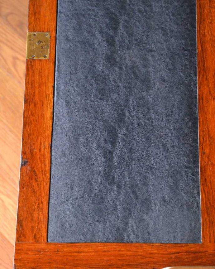 ビューロー アンティーク家具 象嵌が装飾された豪華なアンティーク家具、ミラー付きアンティークビューローブックケース。天板部分もキレイですやっぱりデスクの天板部分は気になるポイント。(q-1691-f)