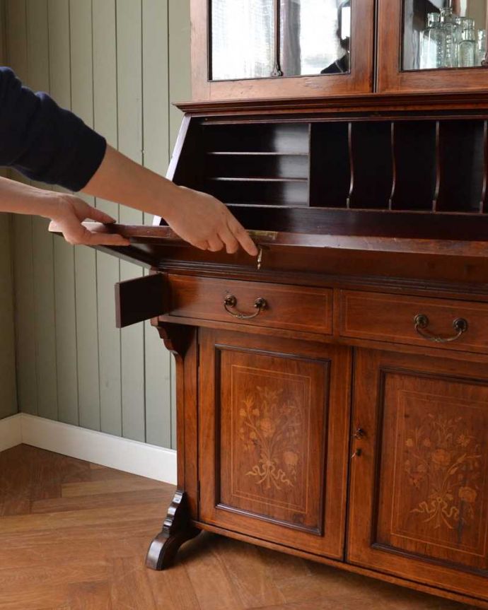 ビューロー アンティーク家具 象嵌が装飾された豪華なアンティーク家具、ミラー付きアンティークビューローブックケース。あっという間にデスクに変身扉を前に倒すだけで、あっという間にデスクが登場!どんな場所にも似合う「魅せるデスク」です。(q-1691-f)