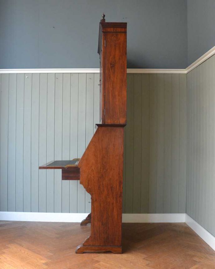 ビューロー アンティーク家具 象嵌が装飾された豪華なアンティーク家具、ミラー付きアンティークビューローブックケース。横から見た姿もステキ横から見てみるとこんな感じです。(q-1691-f)