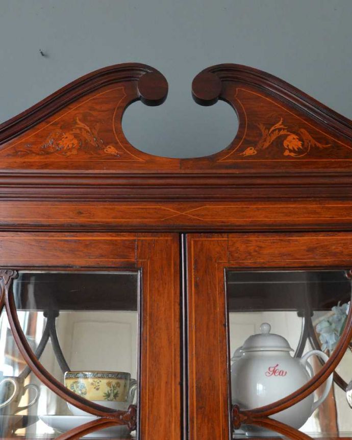 ビューロー アンティーク家具 象嵌が装飾された豪華なアンティーク家具、ミラー付きアンティークビューローブックケース。惚れ惚れしちゃう美しさこんなに堅い無垢材に一体どうやって彫ったんだろう?と不思議になるくらい細かい彫にうっとりです。(q-1691-f)