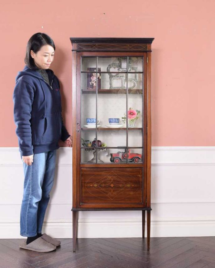 アンティークのキャビネット　アンティーク家具　象嵌入りの美しい英国インテリア、優雅なアンティークガラスキャビネット。眺めているだけで幸せ･･･芸術的に美しいディスプレイキャビネットは、置くだけで周りの空気を変えてくれます。(q-1692-f)