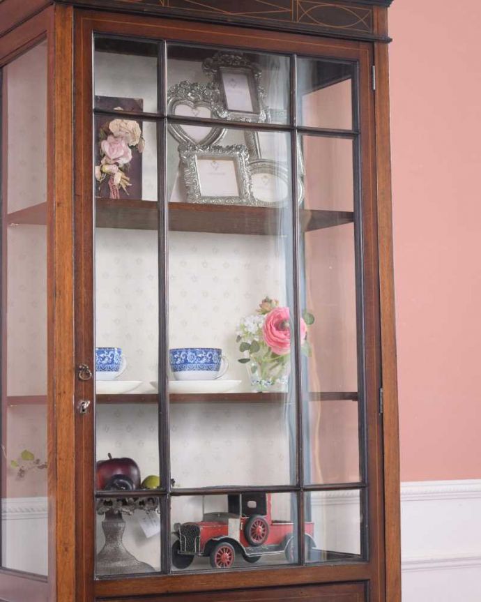 アンティークのキャビネット　アンティーク家具　象嵌入りの美しい英国インテリア、優雅なアンティークガラスキャビネット。扉に描かれた模様の美しさアンティークのガラスを通して中に入っているものを見ると、なんだかちょっと高級に見えるんです。(q-1692-f)