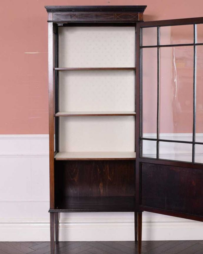 アンティークのキャビネット　アンティーク家具　象嵌入りの美しい英国インテリア、優雅なアンティークガラスキャビネット。扉を開けてみると･･･棚板と背板に貼ってあるクロスは修復の時、新しいものに張り替えました。(q-1692-f)