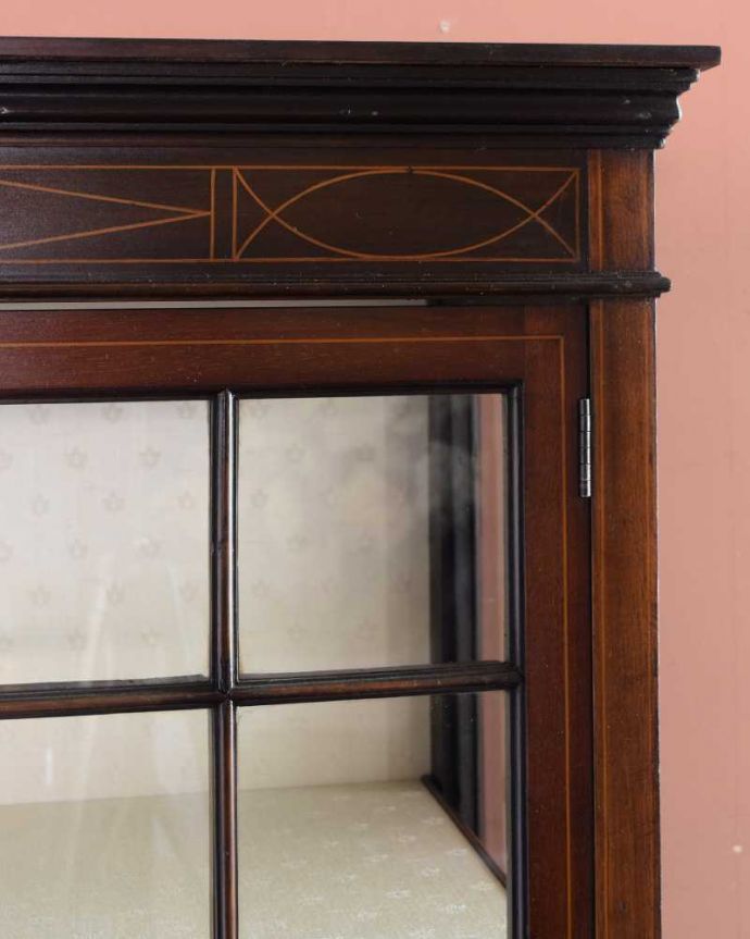 アンティークのキャビネット　アンティーク家具　象嵌入りの美しい英国インテリア、優雅なアンティークガラスキャビネット。職人技が光っています。(q-1692-f)