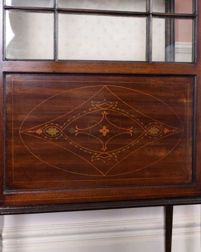 アンティークのキャビネット　アンティーク家具　象嵌入りの美しい英国インテリア、優雅なアンティークガラスキャビネット。上品で美しい象嵌象嵌とは模様に沿って異なる木材を埋め込んで絵を描いたものなんです。(q-1692-f)