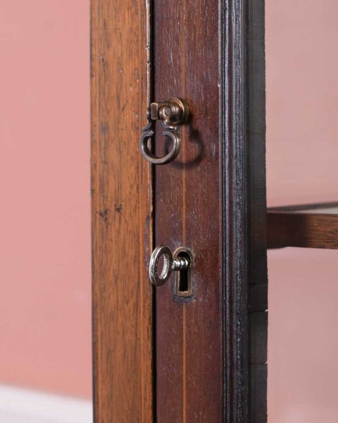 アンティークのキャビネット　アンティーク家具　象嵌入りの美しい英国インテリア、優雅なアンティークガラスキャビネット。開ける度にワクワク取っ手もアンティークらしいデザイン。(q-1692-f)