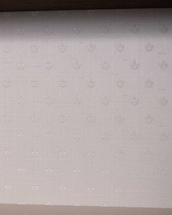 アンティークのキャビネット　アンティーク家具　象嵌入りの美しい英国インテリア、優雅なアンティークガラスキャビネット。新しく貼り替えましたキャビネットに似合う生地を選んで張り替えた背板。(q-1692-f)